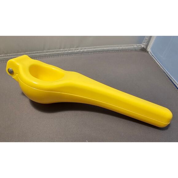 Yellow Lemon/Lime/Citrus Manual Hand Squeezer/Juicer - Plastic - Picture 1 of 7